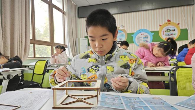 区青少年周末课堂科普3D投影技术麻将胡了2游戏入口武汉长江明珠社(图5)